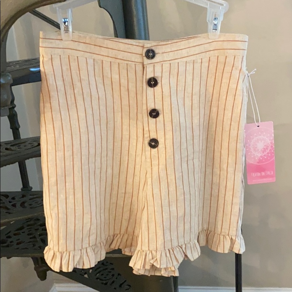 Sweet, summery high waisted button up linen shorts